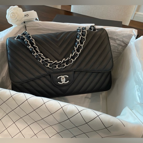Chanel Classic Double Flap Chevron Jumbo Calfskin Bag in Black from 22C - Rare - Picture 4 of 17